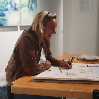 images/08_Die Künstlerin Ilona Kümmel bei der Arbeit.jpg